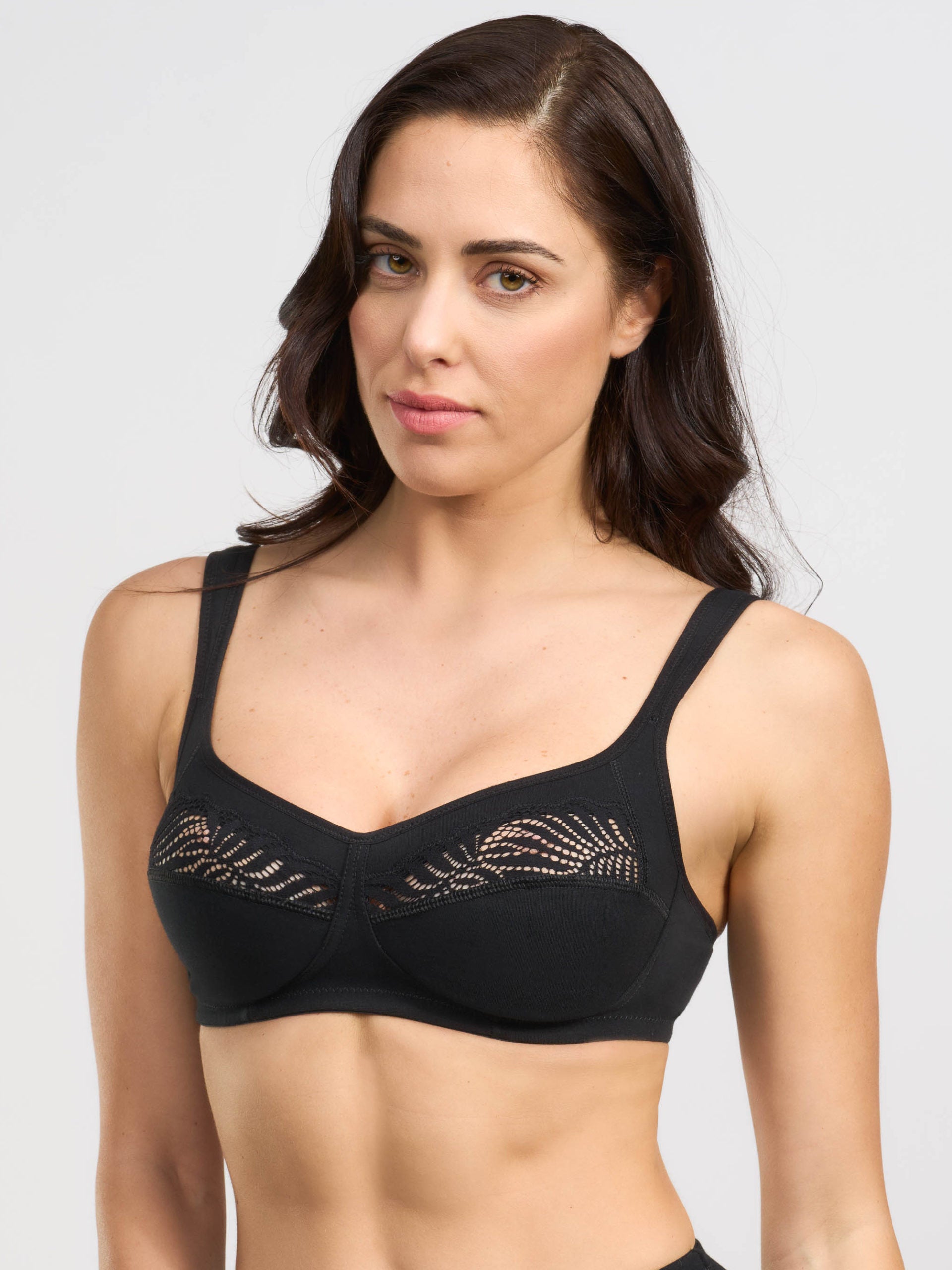 Reggiseno nero in cotone elasticizzato con pizzo elastico e spallina anatomica imbottita.