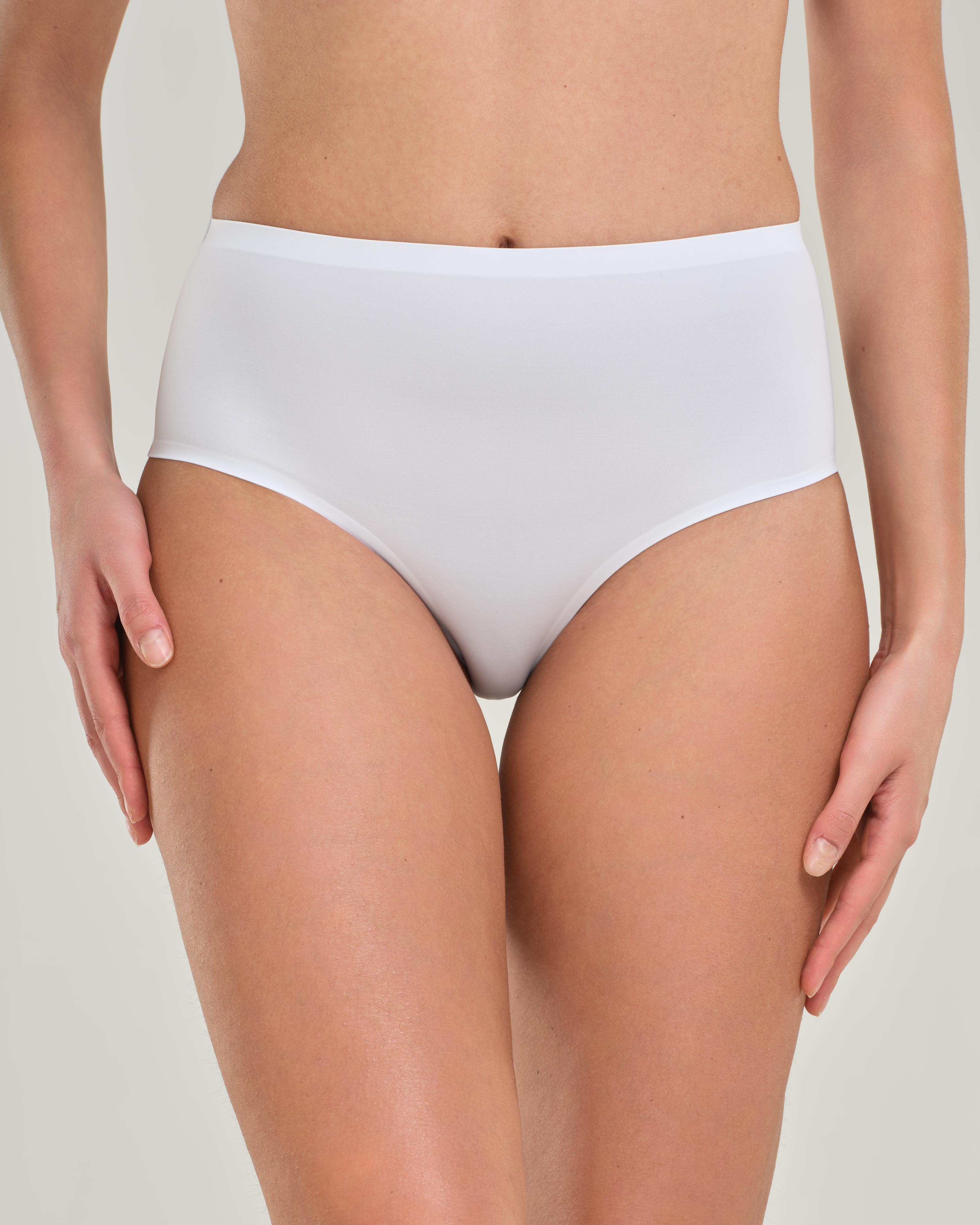 Guainetta modello brasiliana in microfibra elasticizzata, con finiture termonastrate nel girovita e nel girogamba.