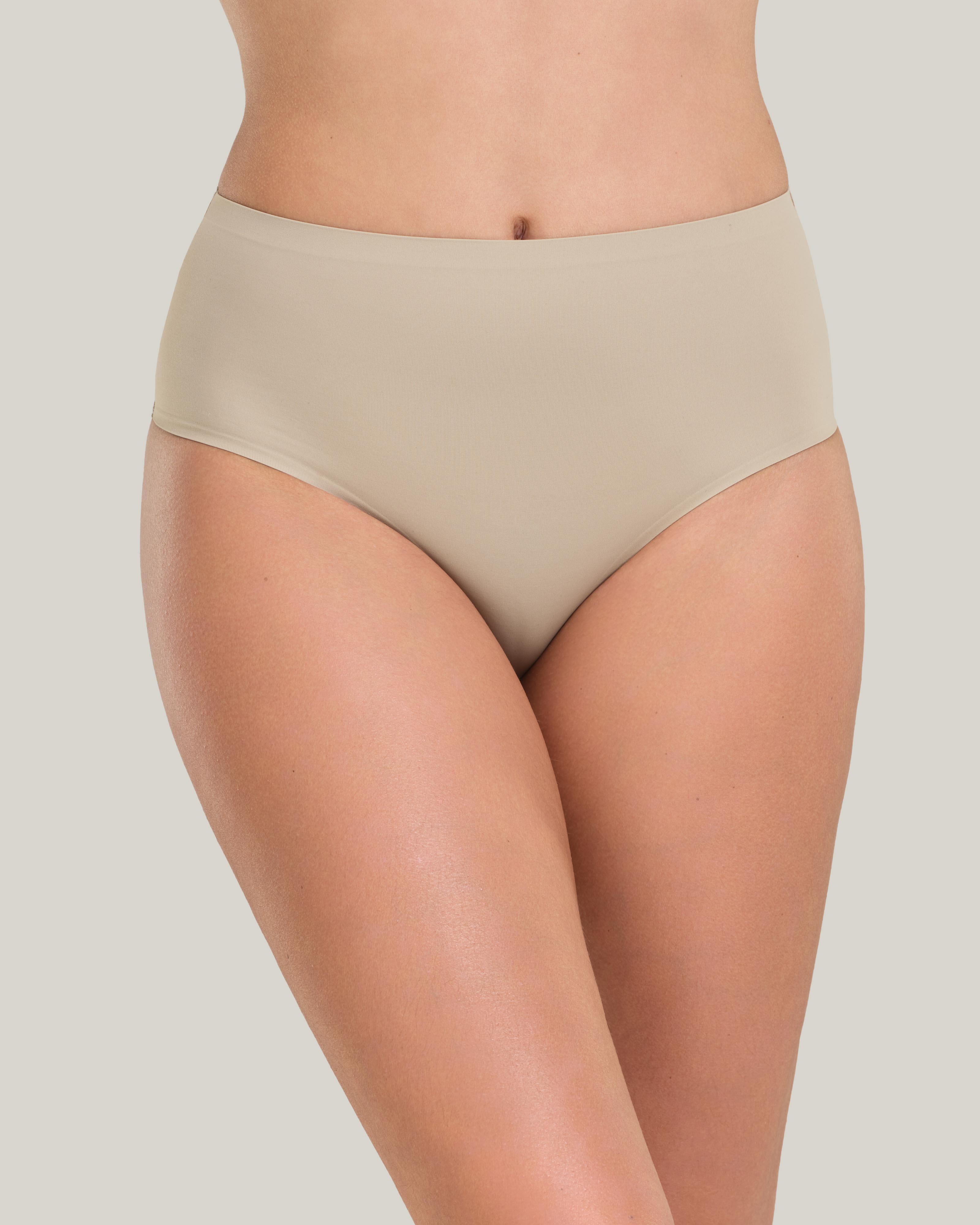 Guainetta modello brasiliana in microfibra elasticizzata, con finiture termonastrate nel girovita e nel girogamba.