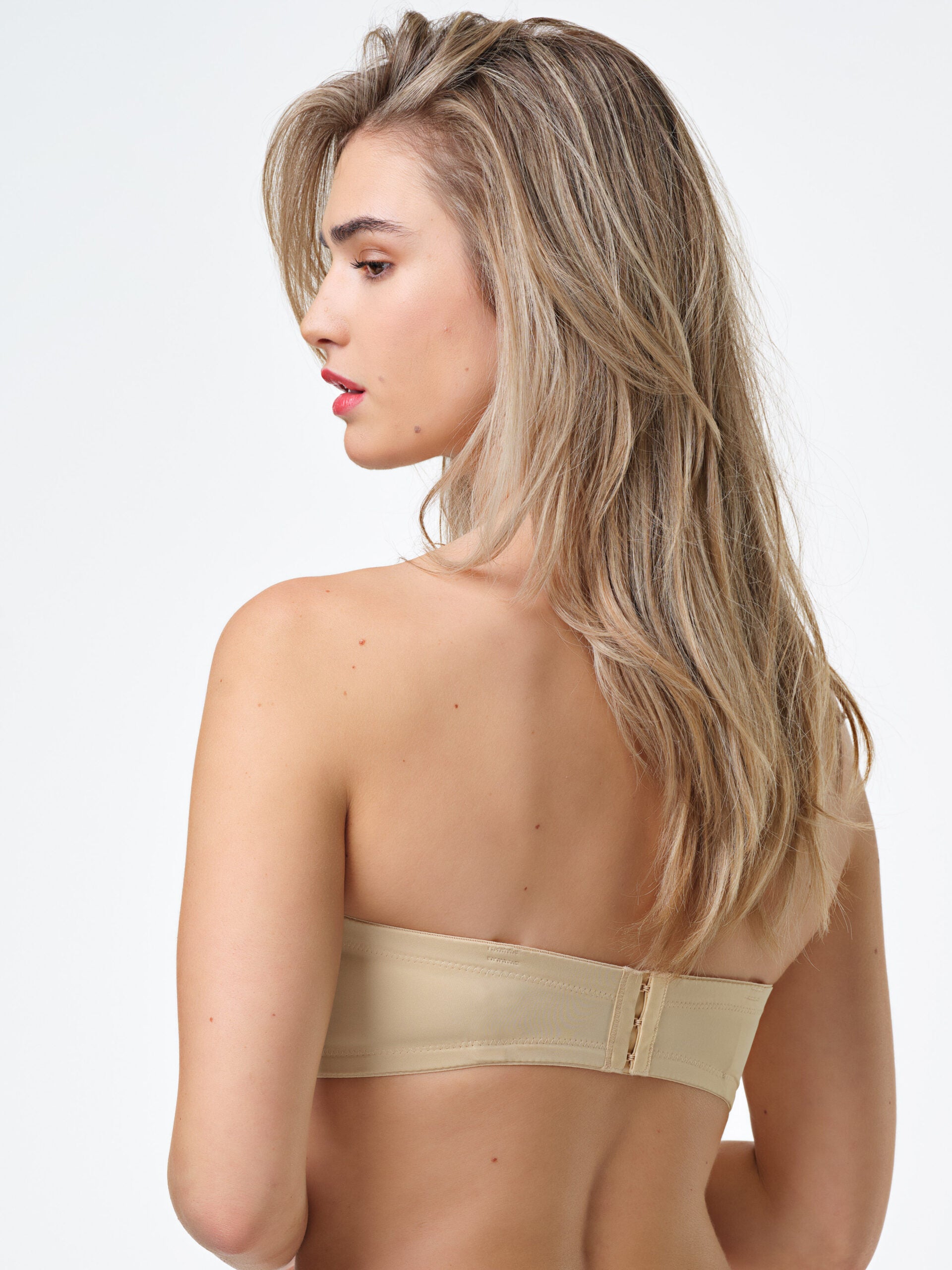 Fascia imbottita in microfibra color nude, vista posteriore, spalline staccabili.