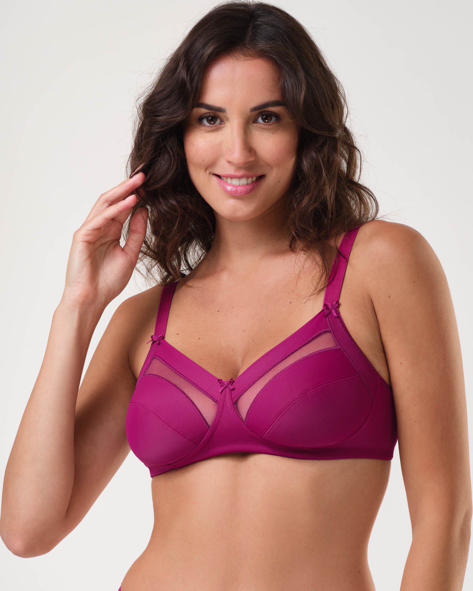 Reggiseno in tessuto elasticizzato e inserti in tulle sulla coppa