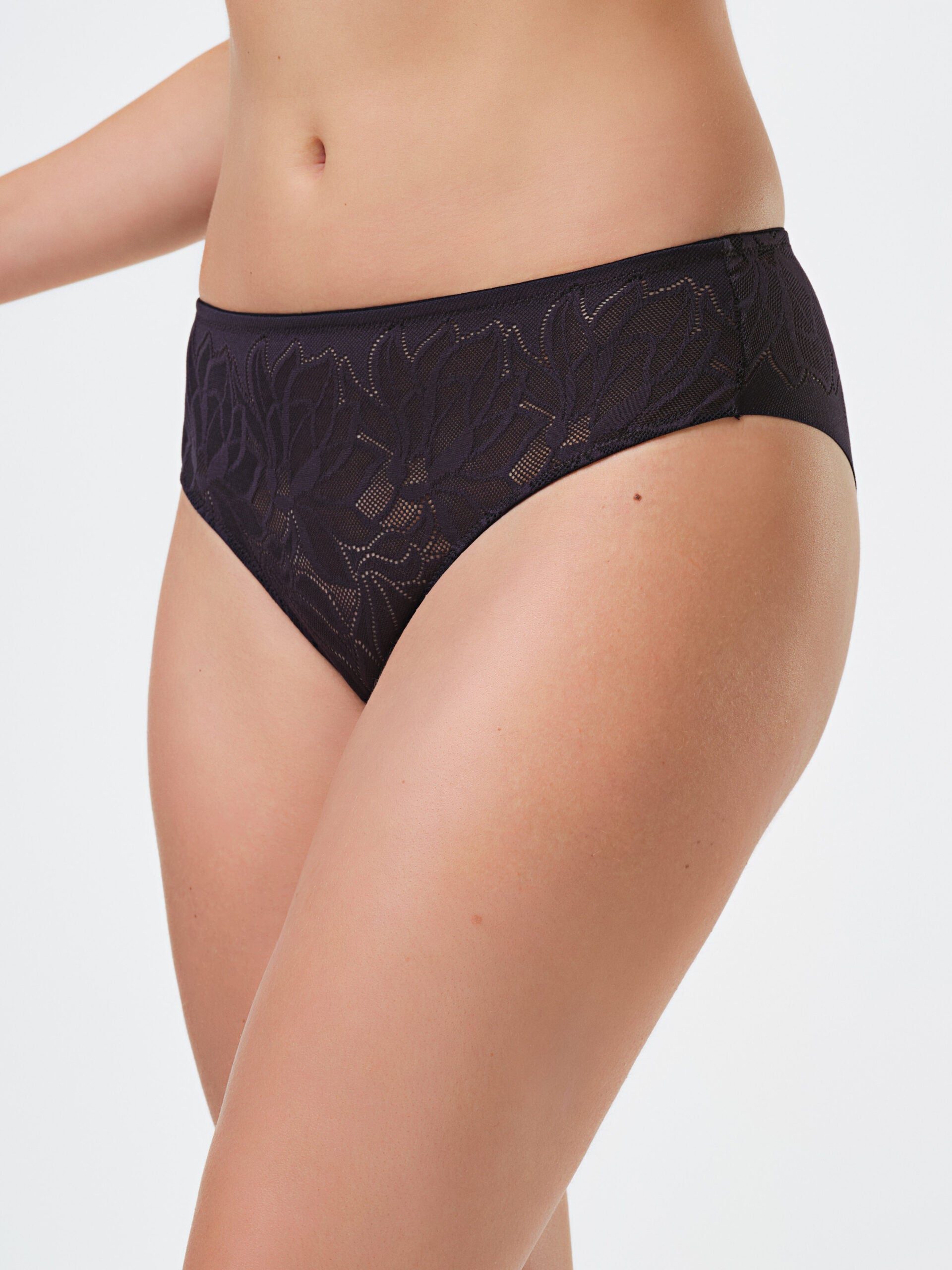 Slip nero in tessuto jacquard floreale, taglio vivo sul retro.