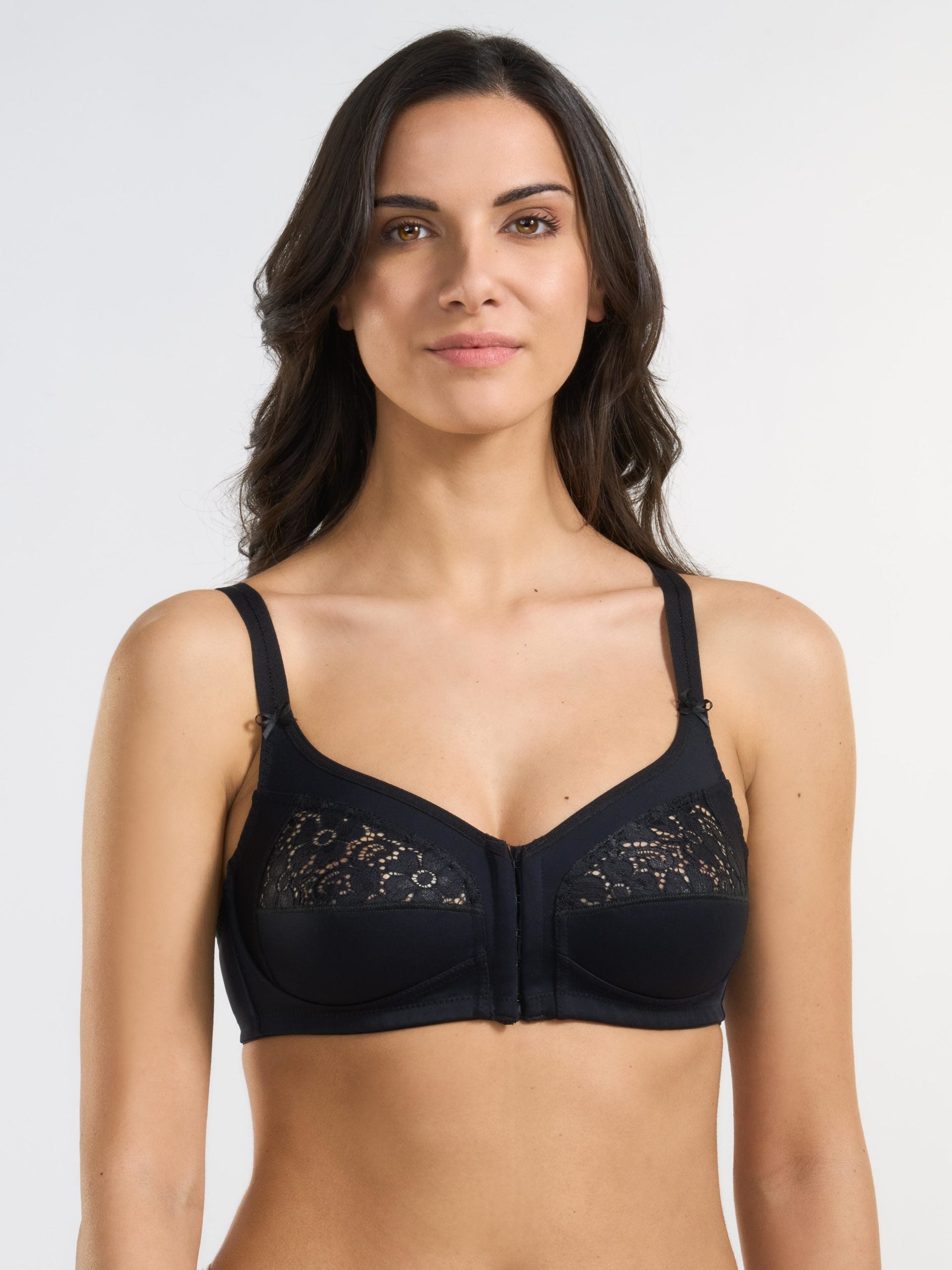 Reggiseno nero in tessuto elasticizzato e pizzo, allacciatura anteriore.