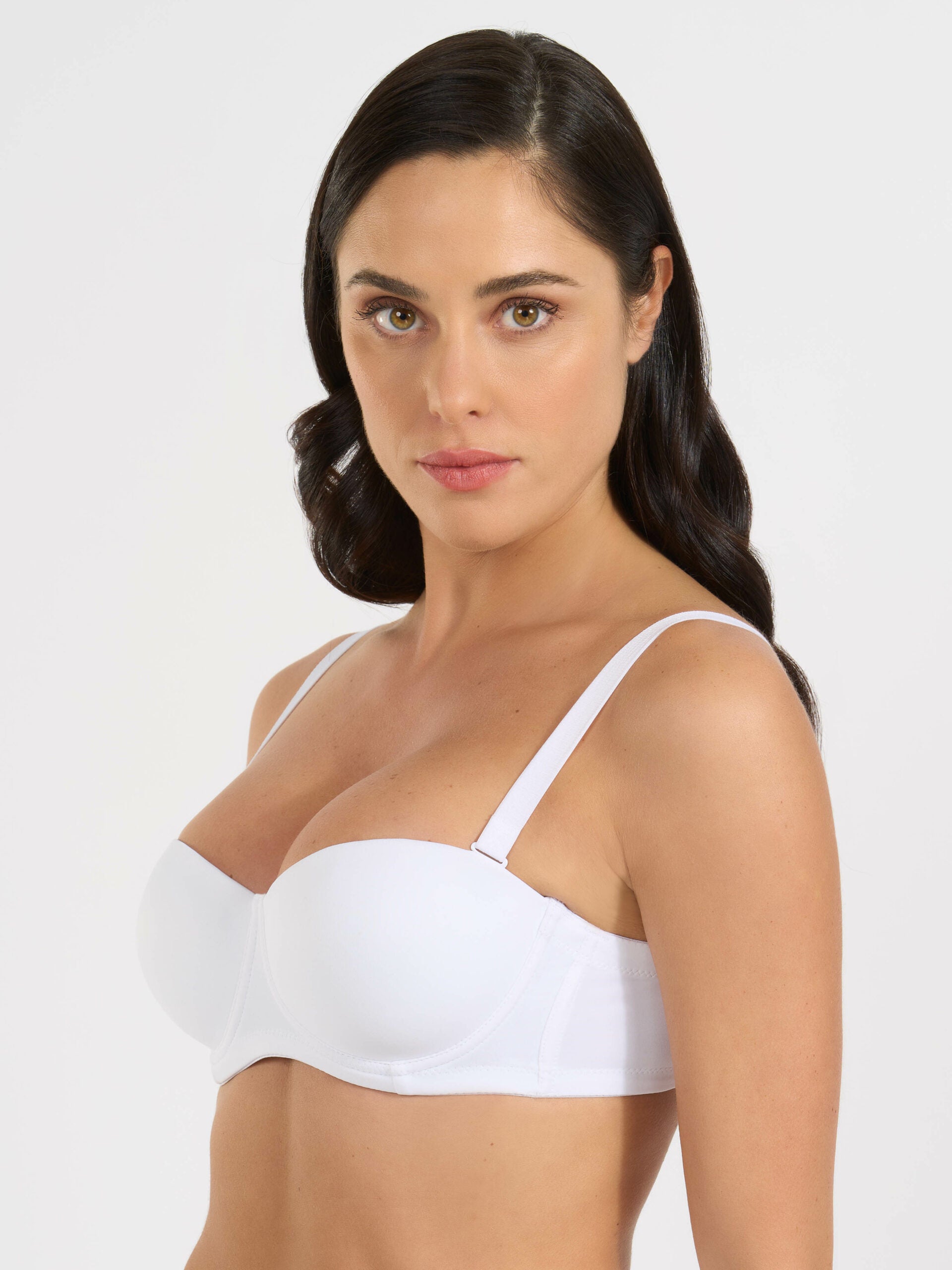 Fascia imbottita bianca in microfibra con ferretto e spalline staccabili.