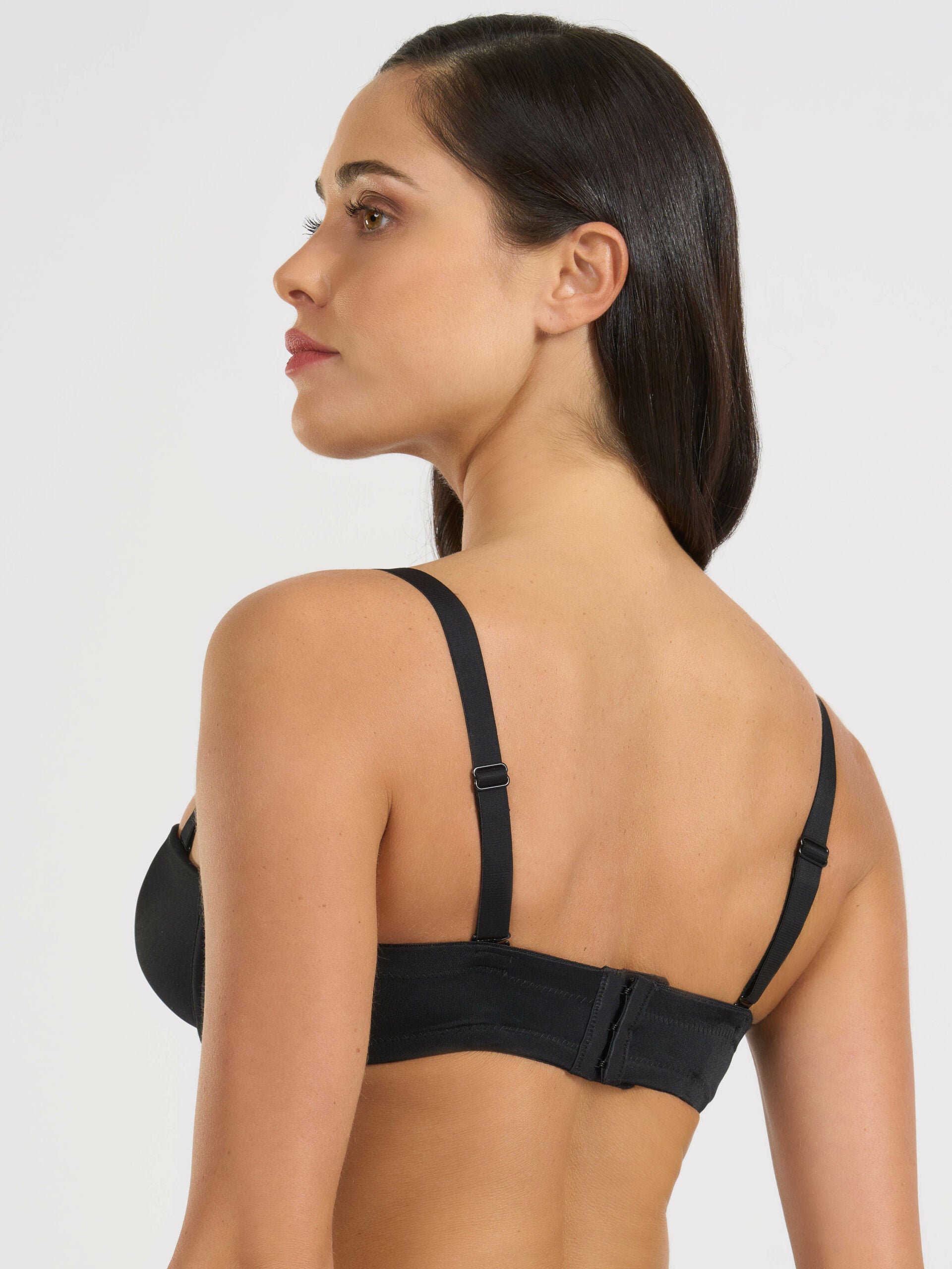 Fascia imbottita in microfibra nera con ferretto e spalline regolabili.